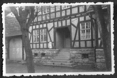Bild "Unser Haus und der Garten:1950-1960_Kindergarten_Langula_Vorderperspektive_500breit.jpg"
